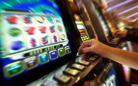 Live Casino Dealer တိုက်ရိုက် ဗီဒီယိုစတ်ရမ်းဖြင့် Baccarat ကစားနေသောမြင်ကွင်း
